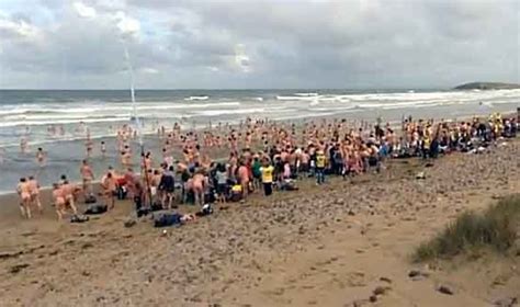 nėščioji ilsisi paplūdimyje