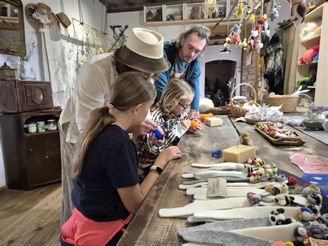 Vaikai, dalyvaujantys keramikos dirbtuvėse Pakruojo dvare