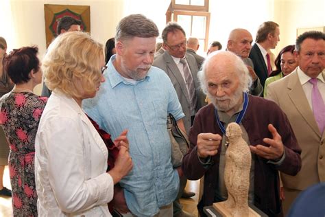 Leonas Strioga su viena iš savo skulptūrų