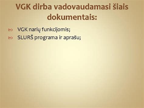 darbuotojai dirba su dokumentais