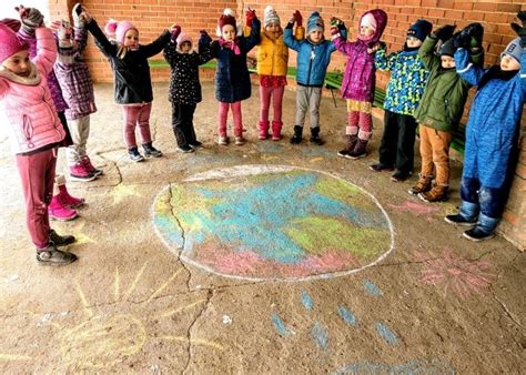 Vaikai, žiūrintys į dangų su viltimi