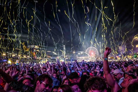 Scena iš filmo, filmuota per didelį muzikos festivalį