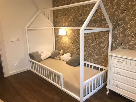 Įvairių modelių vaikiškos lovos-mašinos