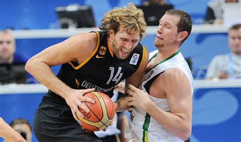 Dirkas Nowitzki metantis kamuolį