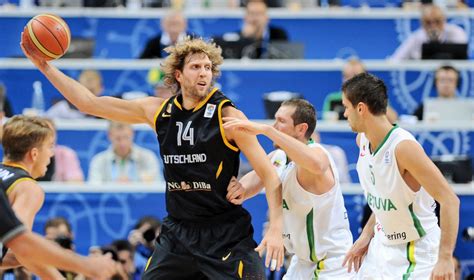 Dirkas Nowitzki su NBA čempionato trofėjumi