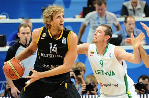 Dirkas Nowitzki su Vokietijos rinktinės medaliu