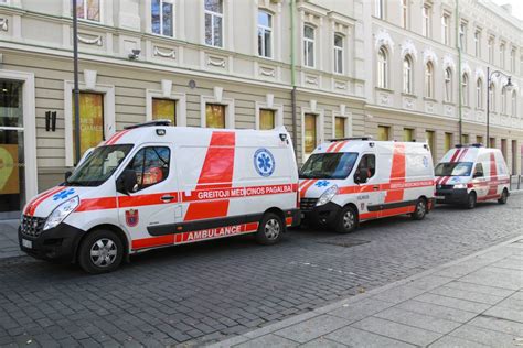 Greitosios medicinos pagalbos automobilis, simbolizuojantis skubią pagalbą