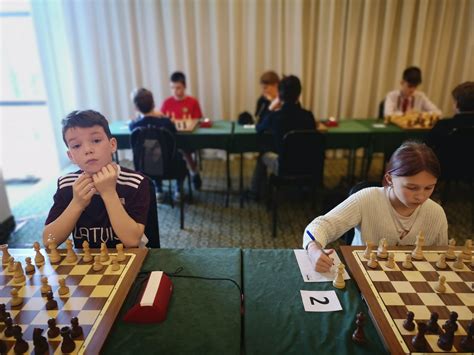Jaunųjų šachmatininkų grupė, besimokanti žaisti šachmatais