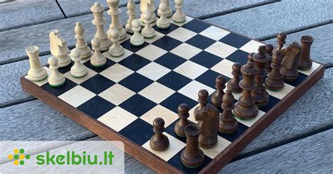 Šachmatų lenta su figūromis, simbolizuojanti strategiją ir taktiką