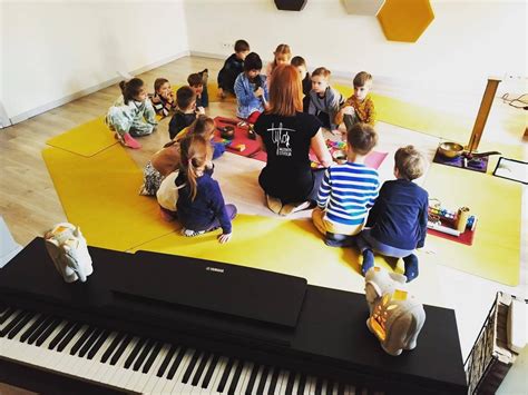 Vaizdas, iliustruojantis muzikos pamoką su vaikais