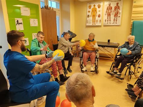 Kineziterapijos salė globos namuose su įvairiais treniruokliais