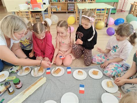 vaikai piešia su įvairiomis dailės priemonėmis