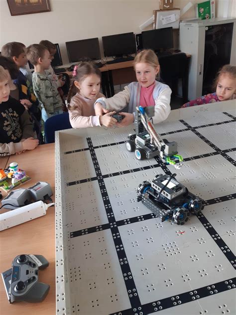 Moksleiviai, dirbantys su robotikos projektais