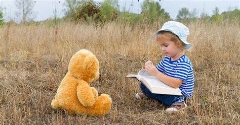Vaikai, skaitantys Bibliją