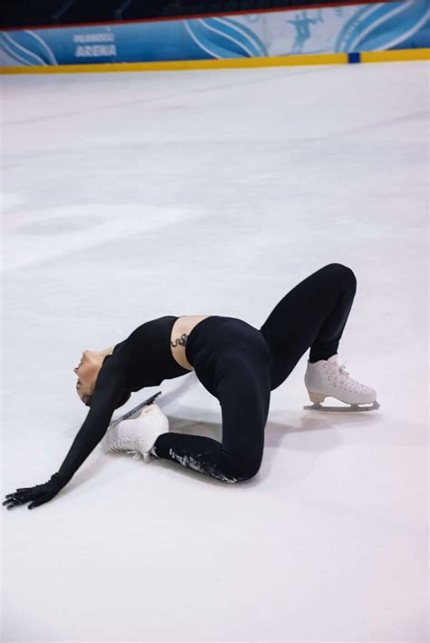 vaikų dailiojo čiuožimo treniruotė