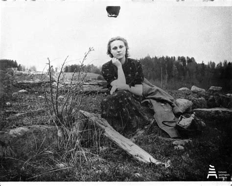 Nuotrauka: Valerija (Valė) Streikutė prie tėvų sodybos liekanų