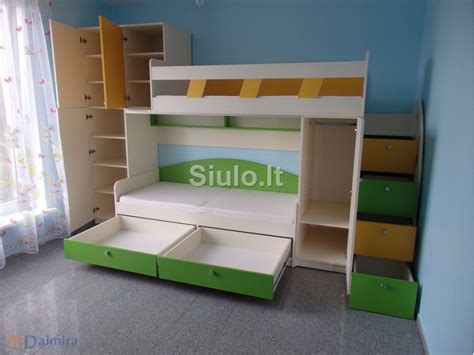 įvairių spalvų vaikiškos dviaukštės lovos