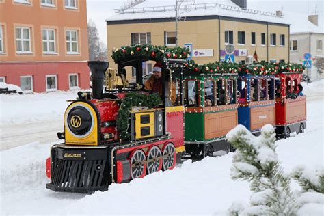 Kalėdinis traukinukas papuoštas dekoracijomis