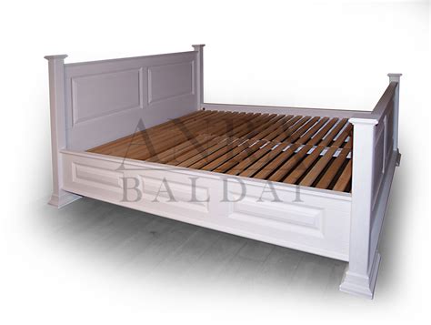 Medinės vaikiškos lovos konstrukcija su apsauginiais borteliais