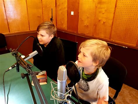 Vaikai, klausantys radijo laidas