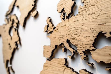 Medinis Latvijos žemėlapis su smeigtukais