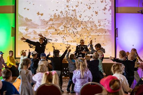 Vaikai, demonstruojantys įvairius talentus scenoje