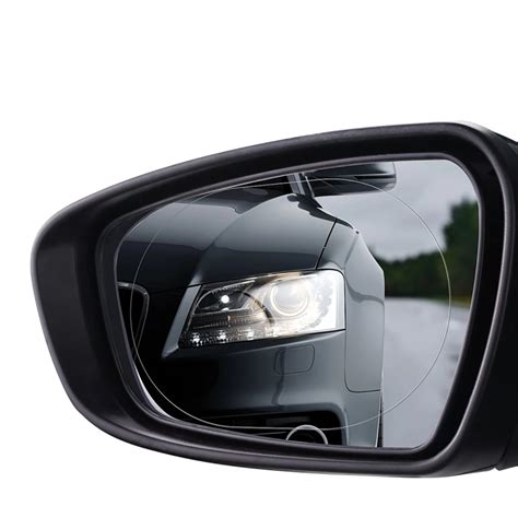 Vaizdas iš automobilio veidrodėlio, kuriame matosi kūdikis atgaline kryptimi sėdinčioje kėdutėje