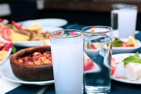 Simbolinis vaizdas: stiklinė pilna vandens