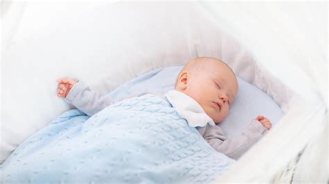 Kūdikis laikomas pilvu ant tėvų kelių, atsirūgsta