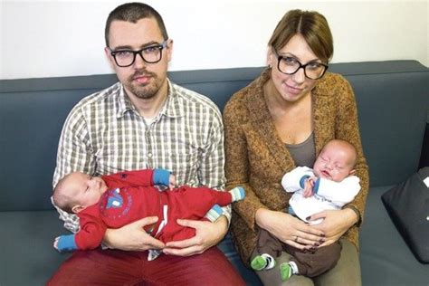 Kūdikis ir jo tėvai, besirūpinantys jo gerove