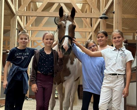 Vaikai jodinėja ant žirgų Royal Horse Resort