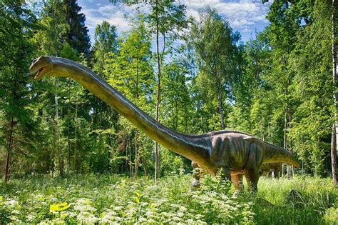 Vaikai apžiūrinėja dinozaurų skulptūras Raubonių parke