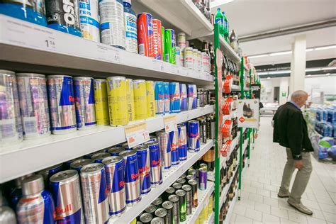 infografika su energinių gėrimų sudėtimi ir jų poveikiu organizmui