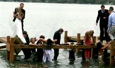 Mergaitės su spalvotomis pėdkelnėmis ir suknelėmis