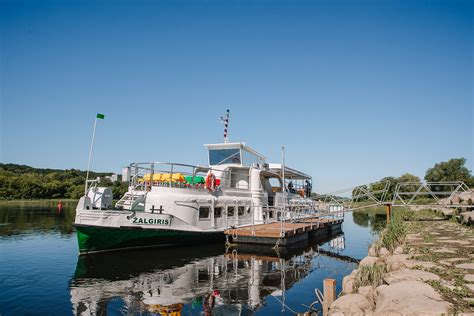 Vaikų laivas plaukia Nemunu