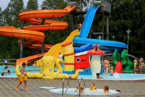 Vaikai, besimėgaujantys vandens pramogomis baseine