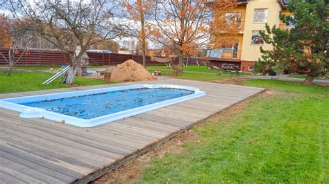 Šeima, ilsisi prie lauko baseino