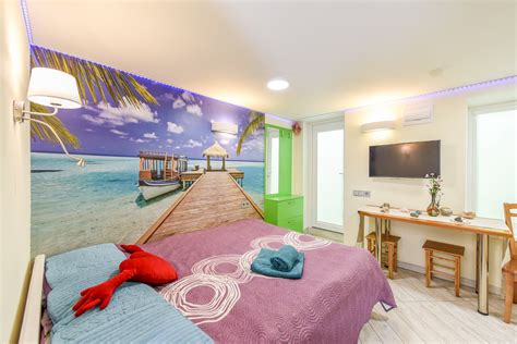 Erdvi apartamentų svetainė su vaikų miegamojo zona