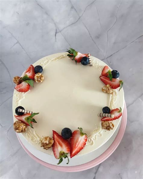 Tortas, padengtas blizgančiu purškikliu ir dekoruotas milteliais