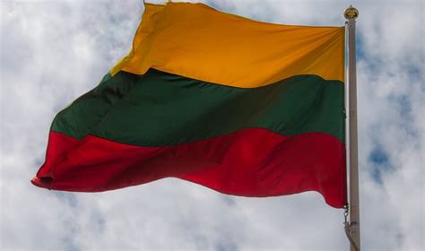 Lietuvos vėliava Europos Sąjungos fone