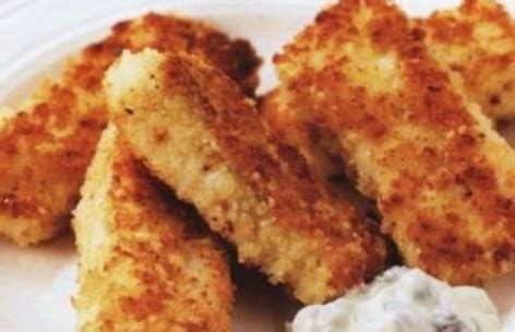 Paruošti žuvies piršteliai ant kepimo skardos