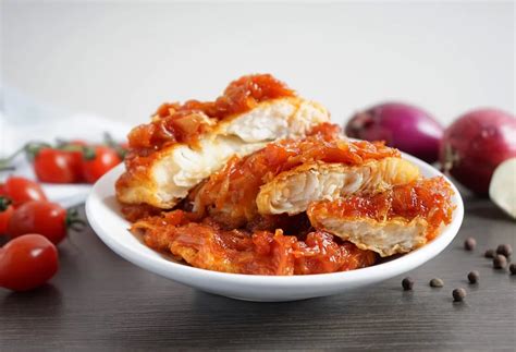 Nuotrauka: žuvies piršteliai su svogūnų ir pomidorų padažu