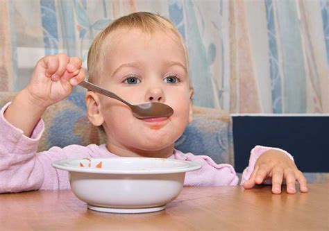 tėvai moko vaiką valgyti šaukštu