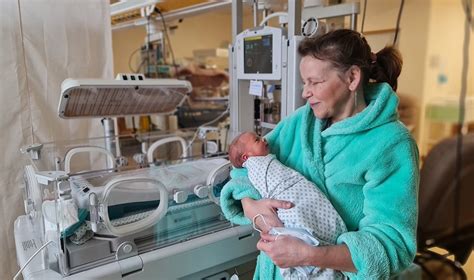 Mama su naujagimiu odos kontakte ligoninėje