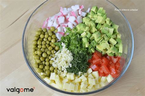 Ingredientai mišrainei su krabų lazdelėmis ir pupelėmis