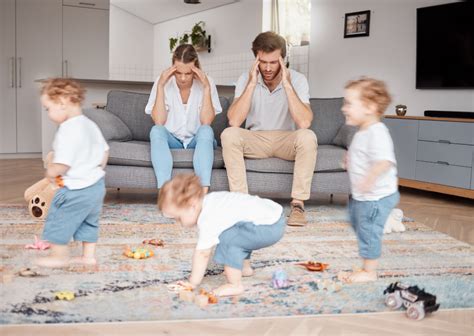 Hiperaktyvus vaikas piešia ir žaidžia