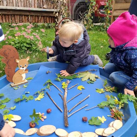 Vaizdas iš lauko darželio su vaikais