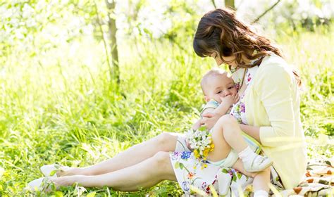 kūdikis su motina, žindymas