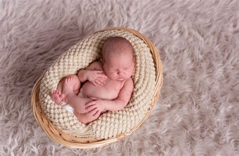 Naujagimis miega fotosesijos metu