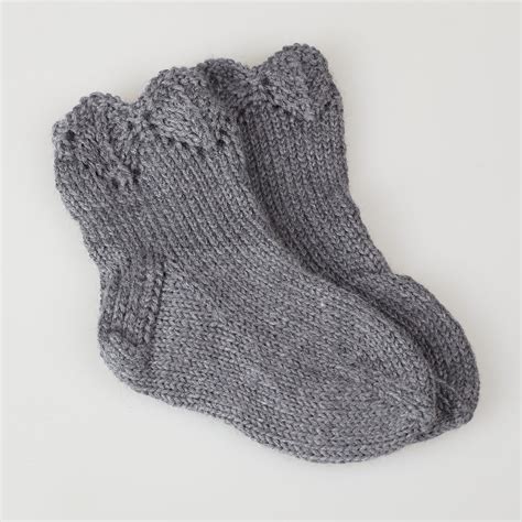 Rankomis megztos merino vilnos kojinytės naujagimiui